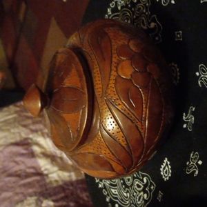 A little wooden container I'd say wit lid